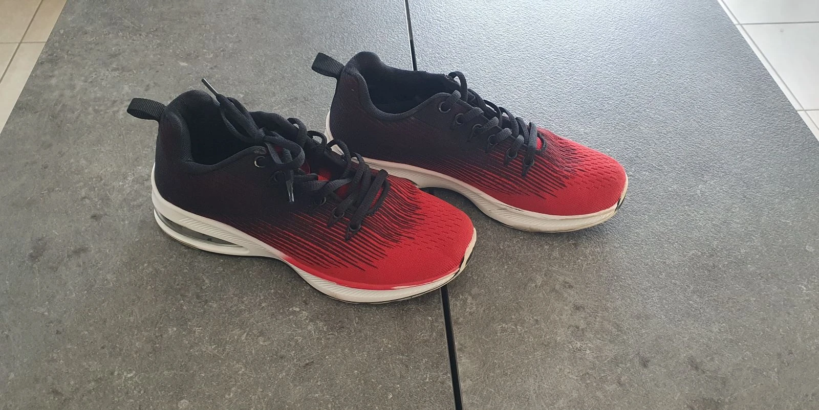 Baskets rouge et noire en 38